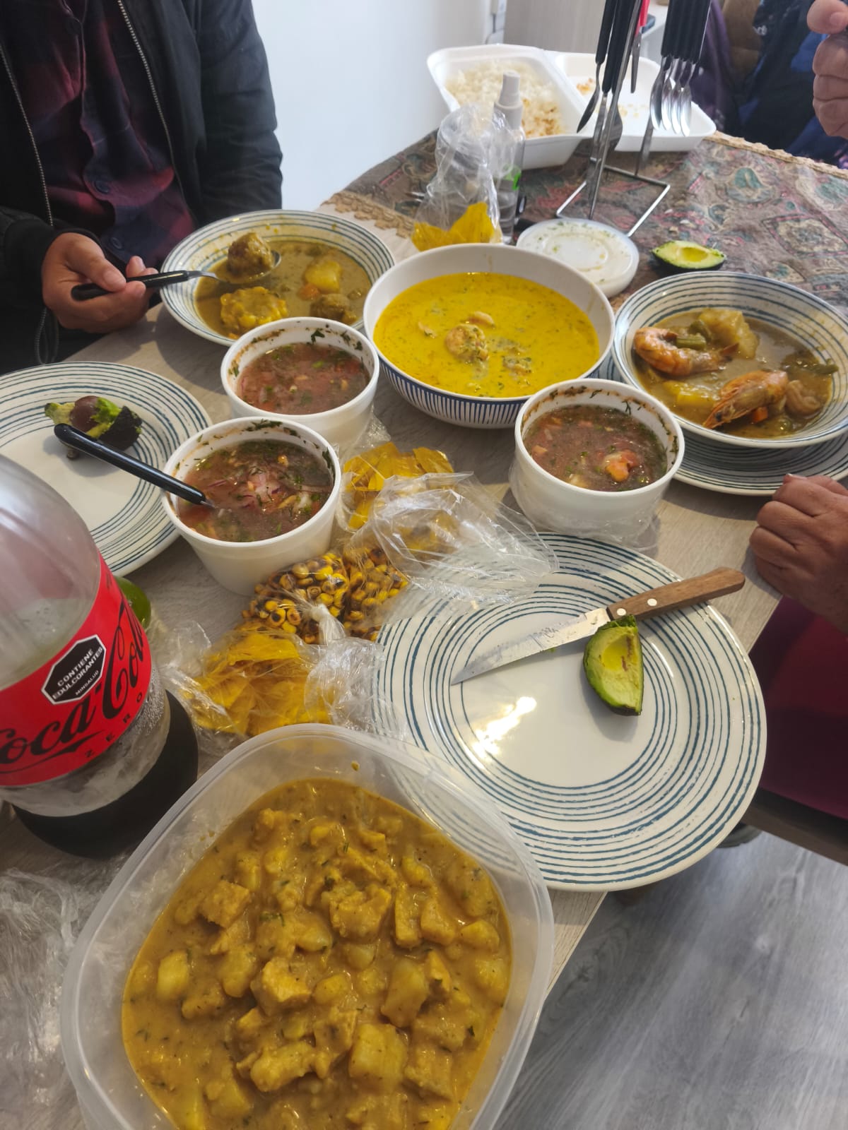 Clientes Disfrutando Nuestros Platos Tradicionales